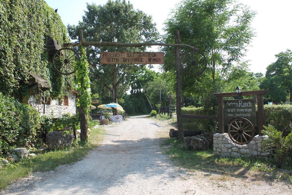 Agriturismo al Ranch Villa Castello dʼAviano Exterior foto